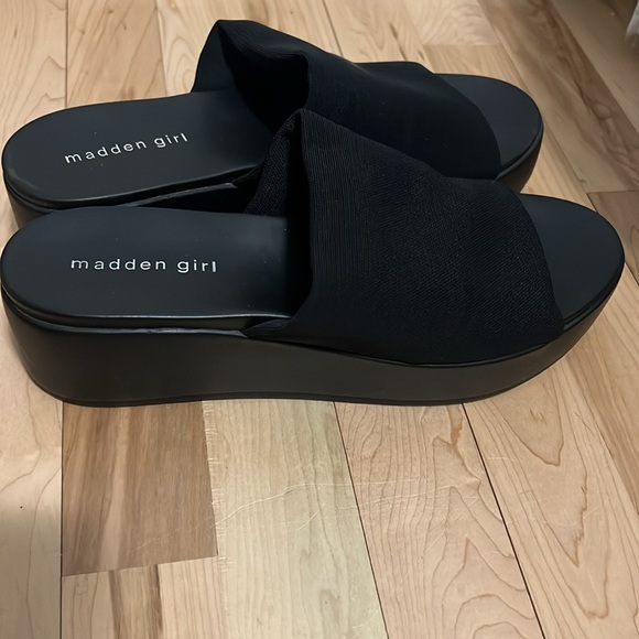 Madden girl platform slides 🖤 - Picture 3 of 3